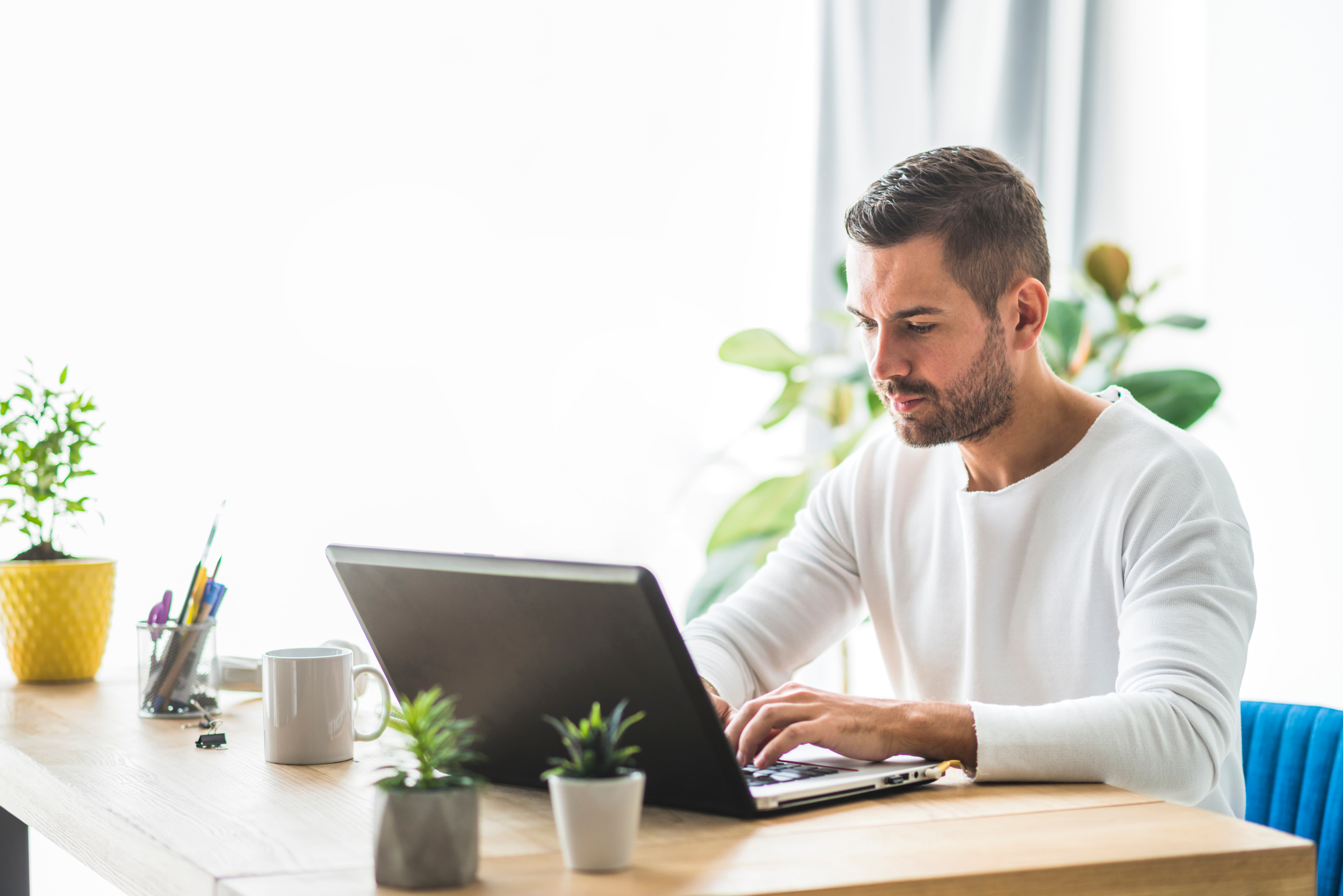 homme qui commande son fioul sur son PC
